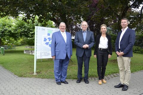 Gruppenbild zum Abschied: Roland Sing (2.v.l.) mit seinem Nachfolger Claus Moldenhauer (links im Bild) sowie der Kaufmännischen Direktorin des Hegau-Jugendwerks Barbara Martetschläger und GLKN-Geschäftsführer Bernd Sieber (rechts im Bild). Bild: Andrea Jagode
